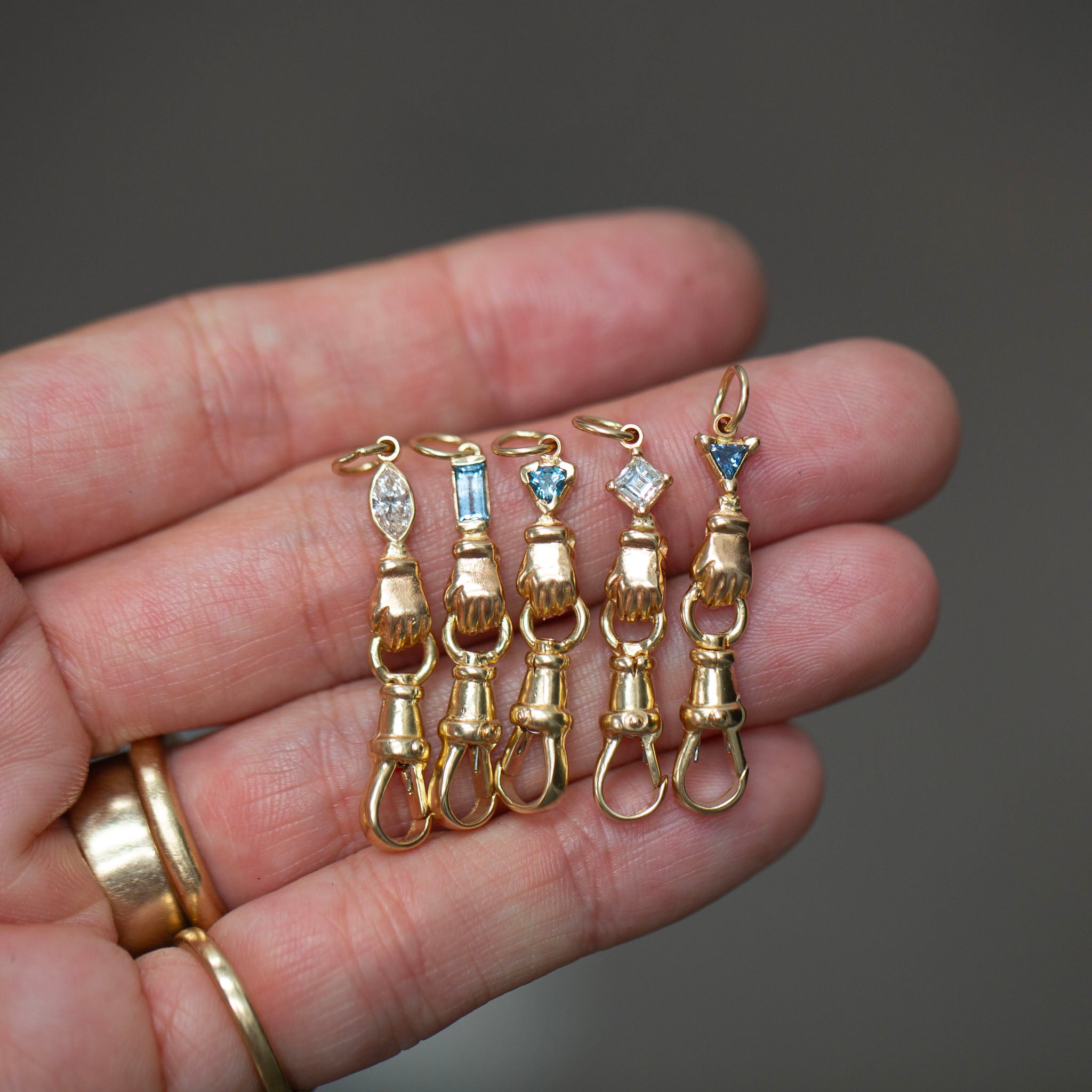 Hand Connector, Baguette Montana Sapphire