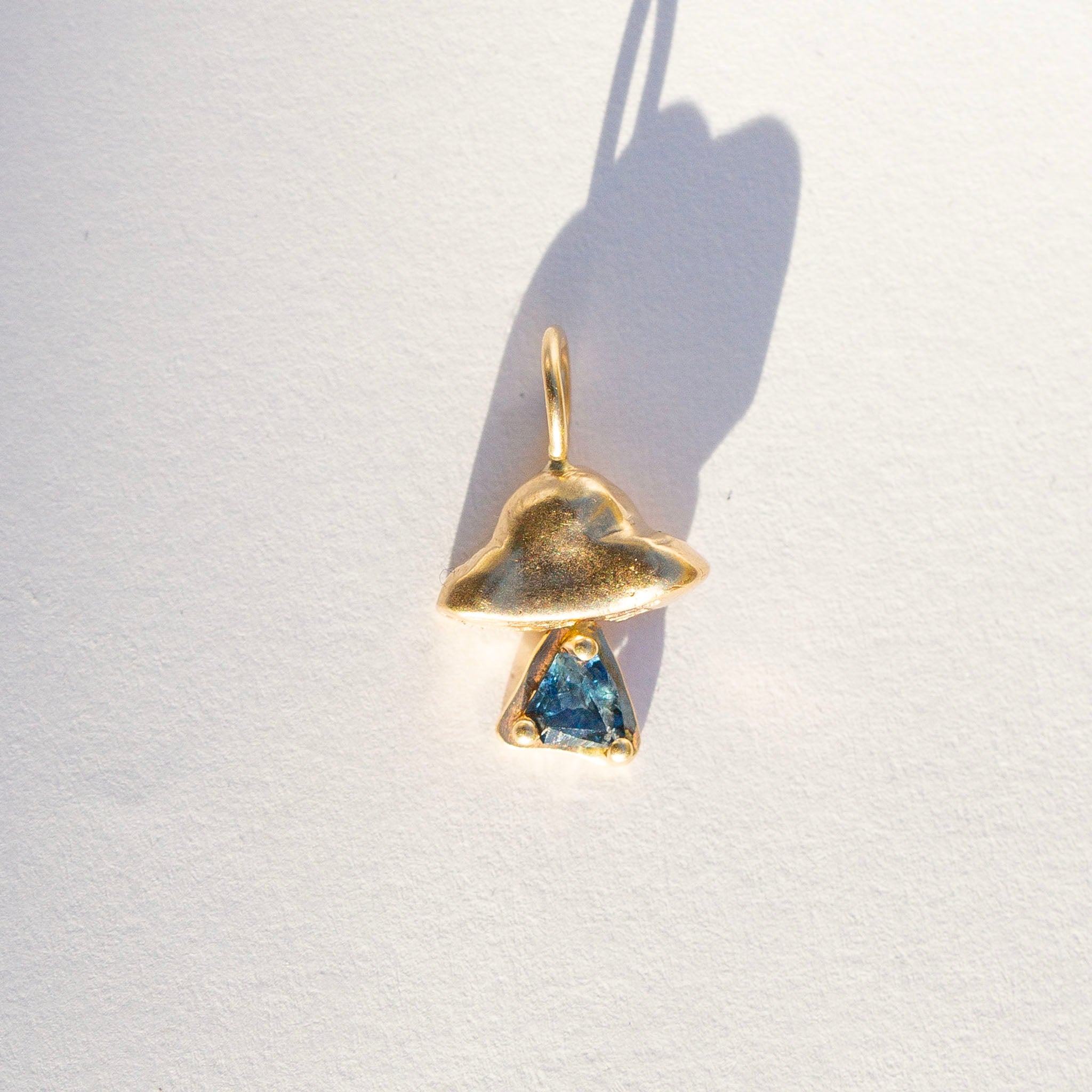 UFO w/ Dark Blue Sapphire Beam