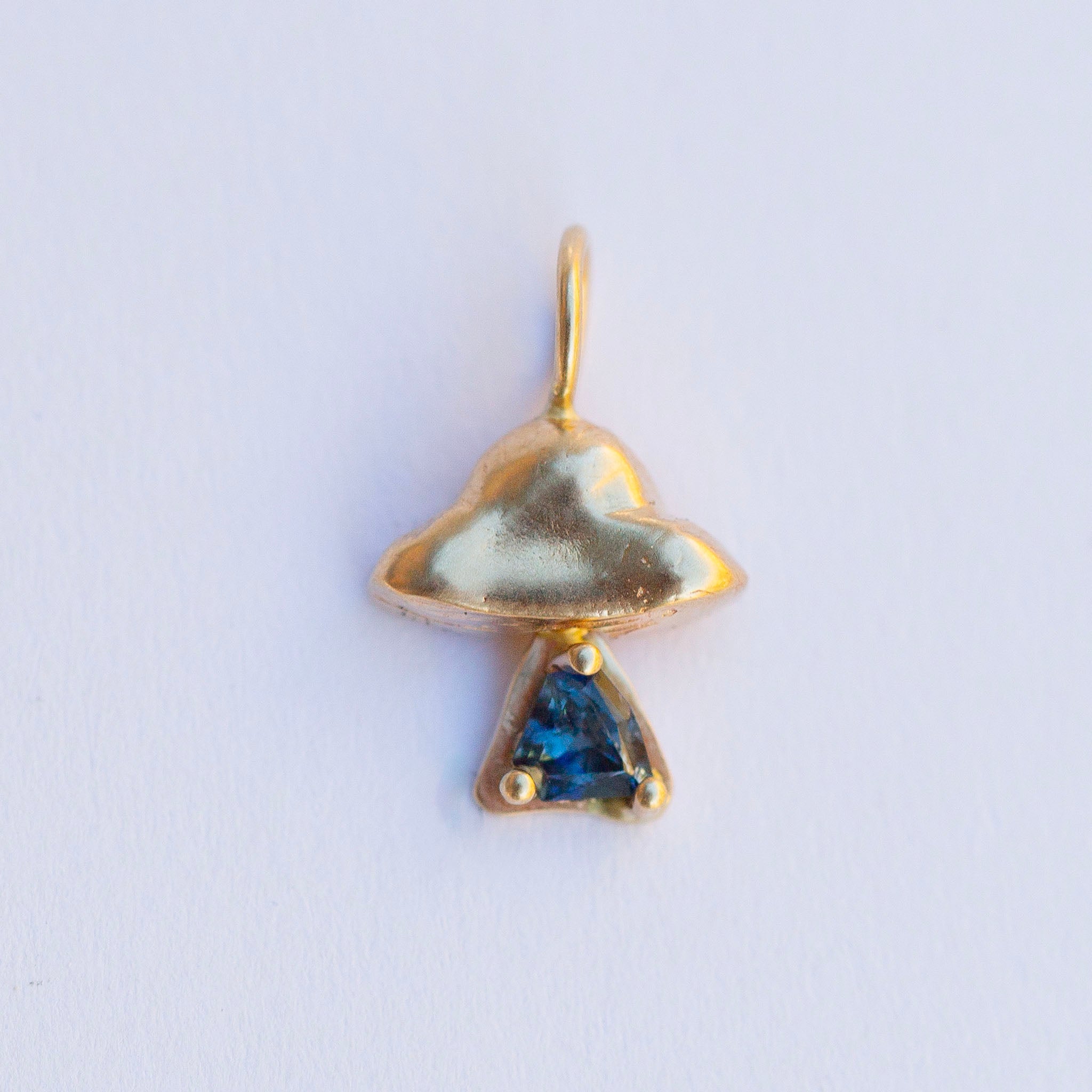 UFO w/ Dark Blue Sapphire Beam