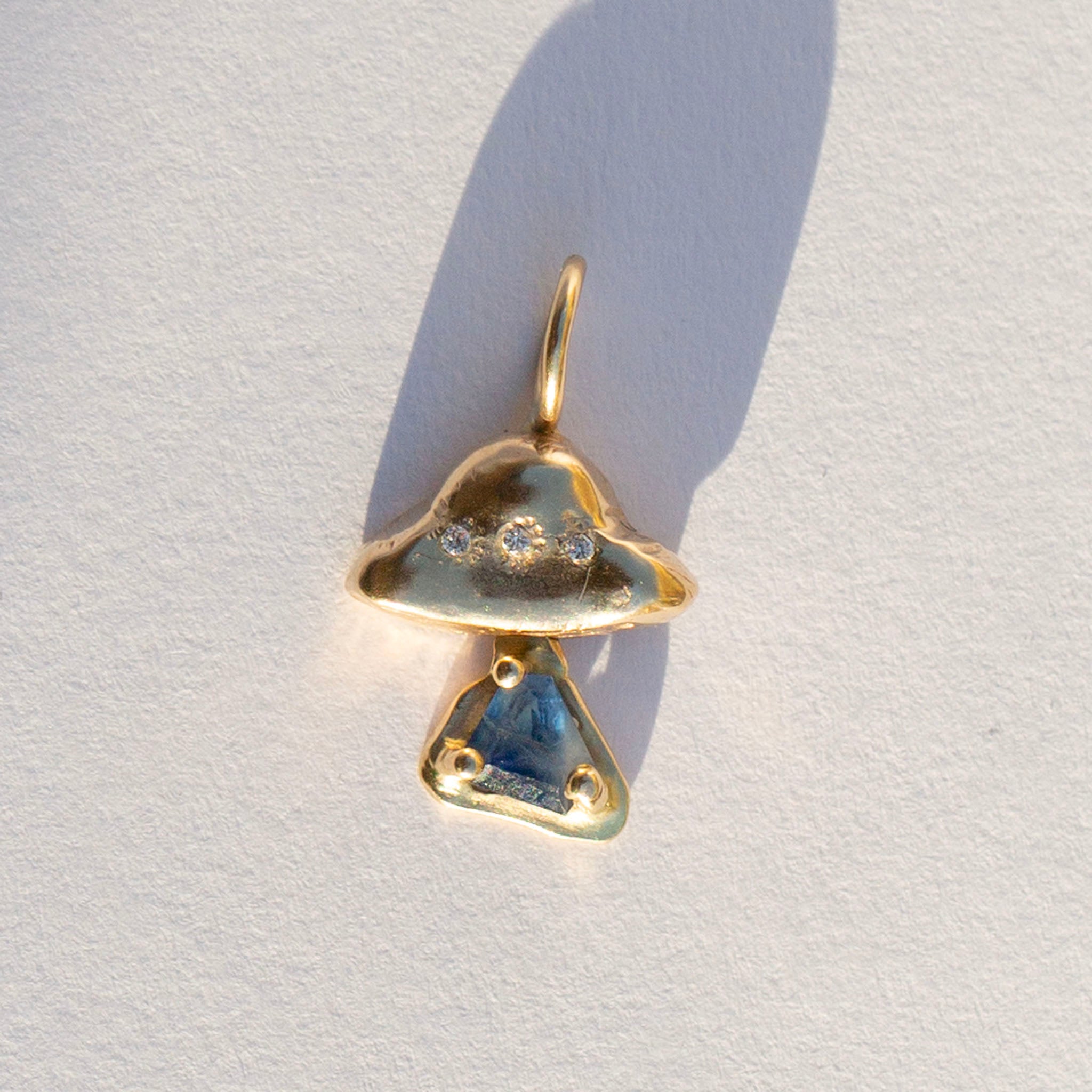 UFO w/ Blue Sapphire Beam