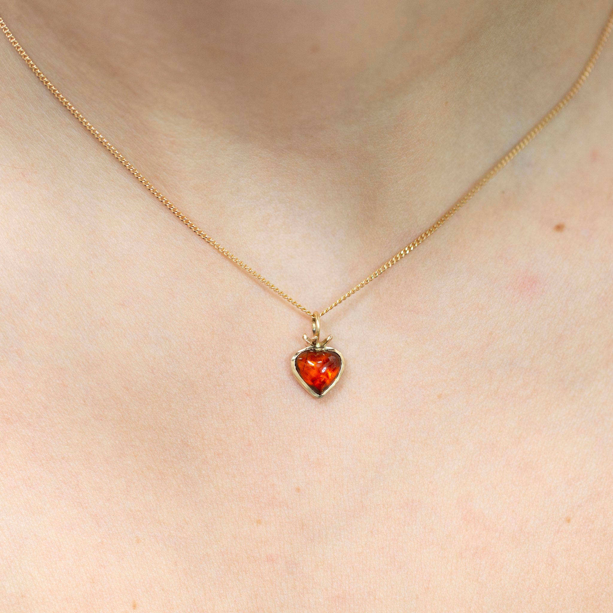 Love Apple Charm 1, Garnet