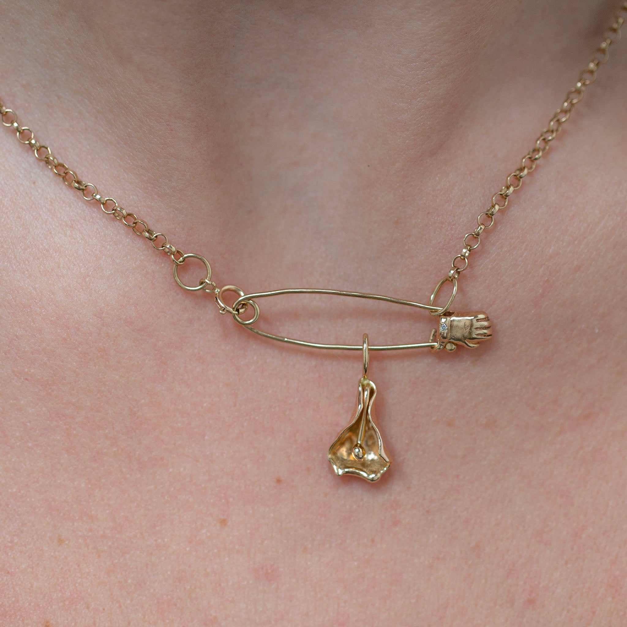 Hand Safety Pin 4, 18k Blue Sapphire