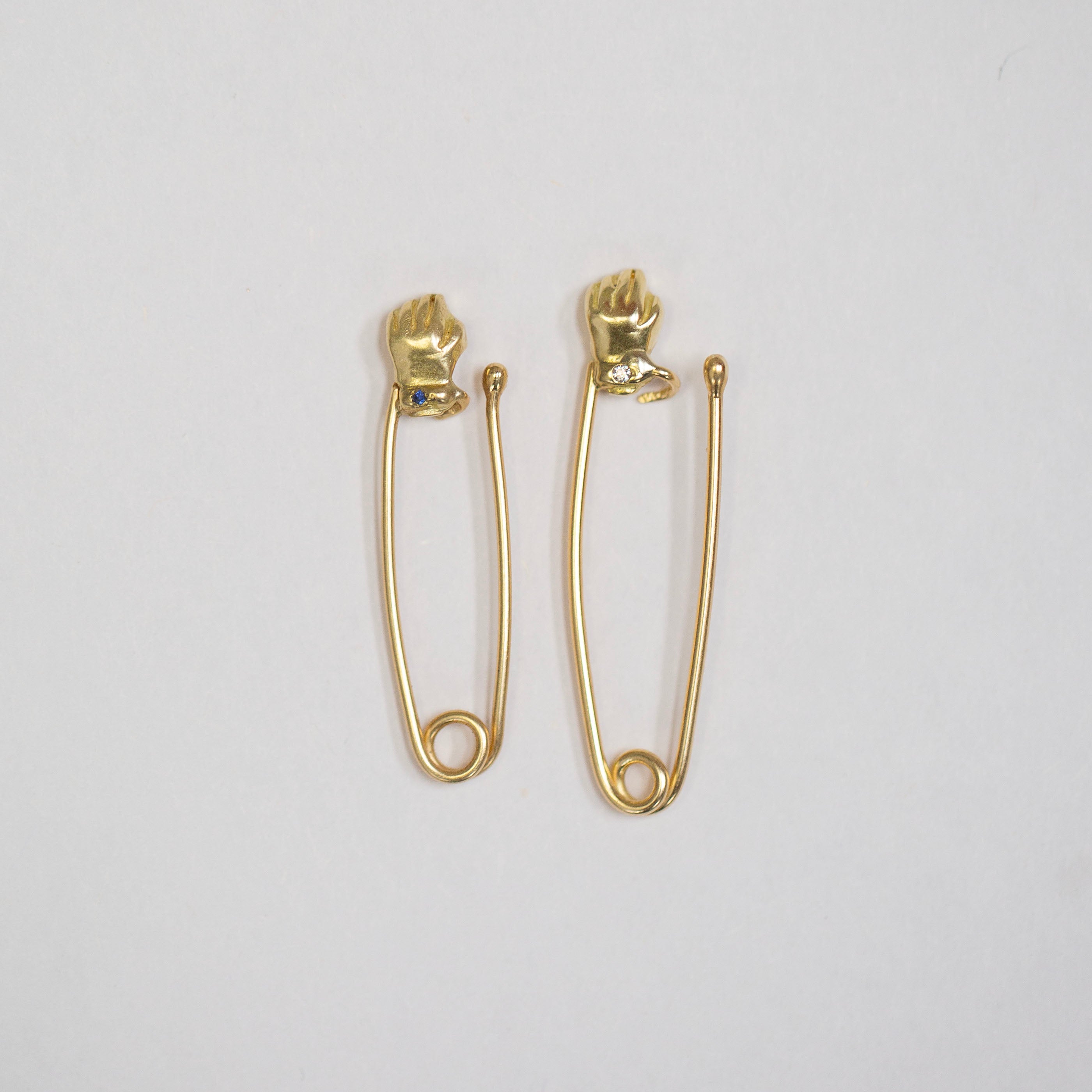 Hand Safety Pin 4, 18k Blue Sapphire