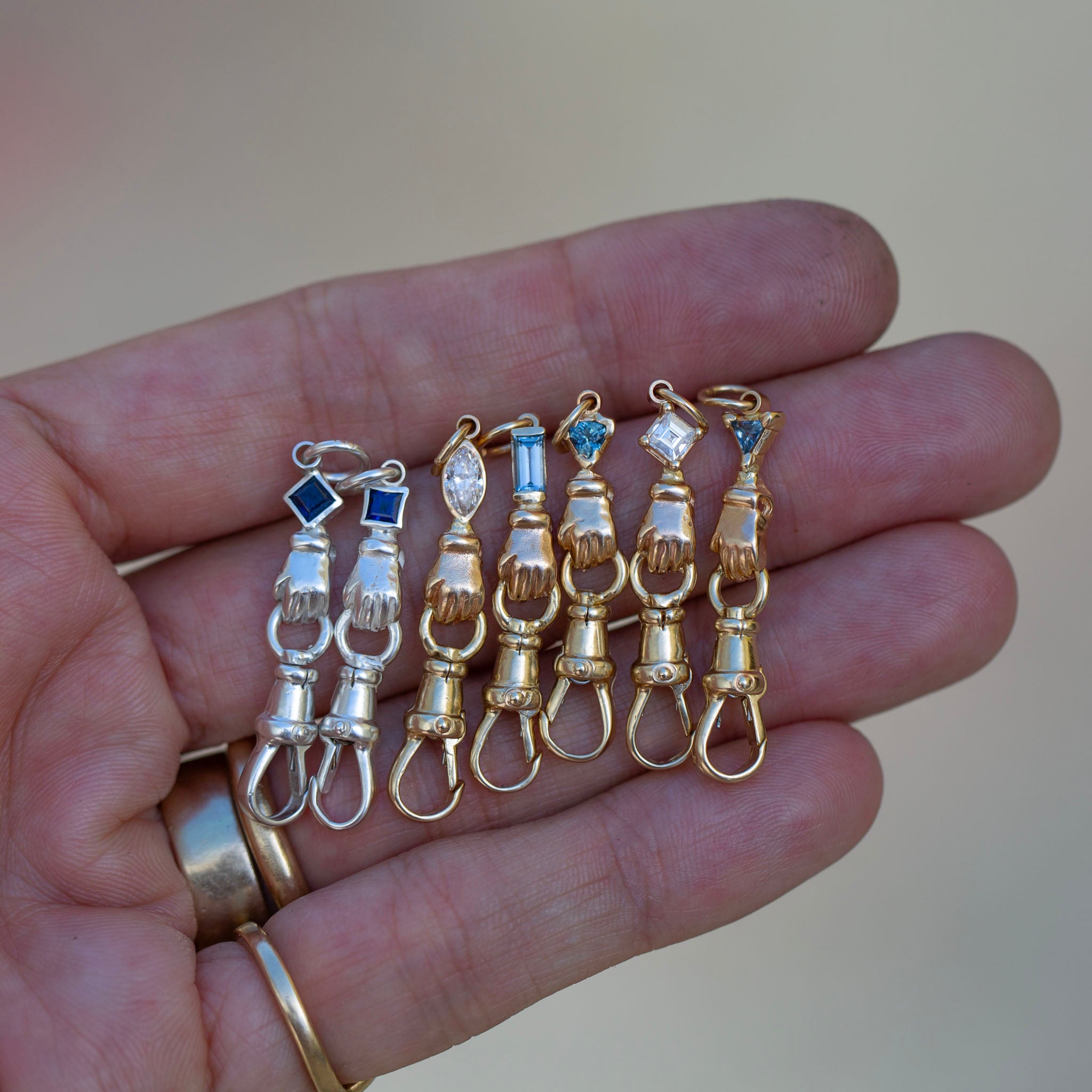 Hand Connector, Baguette Montana Sapphire